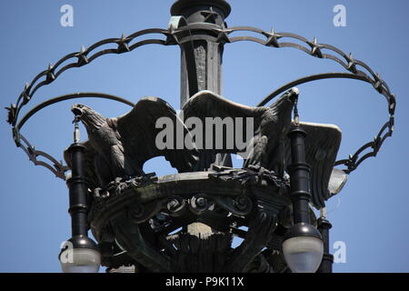 Aquile in bronzo a soldati e marinai monumento in Monument Circle in Indianapolis, Indiana. Foto Stock