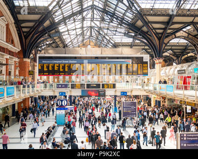 Liverpool Street Station durante il pomeriggio Rush Hour, London, Regno Unito Foto Stock
