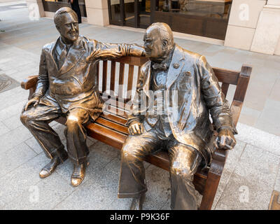 Churchill e Roosevelt Allies Sculpture a New Bond Street, Londra, Regno Unito Foto Stock