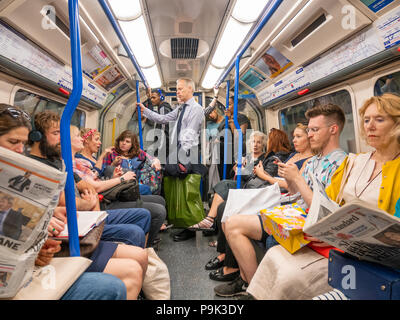 Affollata London Underground carrello, REGNO UNITO Foto Stock