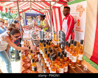 In stallo la vendita di oli speciali e marinate in un mercato degli agricoltori in quaranta Hall, Enfield, London, Regno Unito Foto Stock