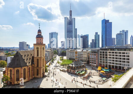 Giornata di sole in Piazza Hauptwache a Francoforte. Ripresa dall'alto Foto Stock