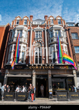 Gay rainbow flags fuori Comptons pub in Old Compton Street, Soho, London, Regno Unito Foto Stock