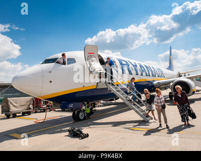 I passeggeri lo sbarco da un aereo Ryanair presso l'aeroporto di Stansted, Regno Unito Foto Stock