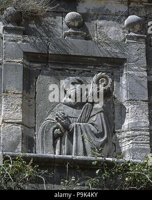 Bernardo di Chiaravalle (Fontaine-les-Digione, 1090-Abbazia di Clairvaux, 1153). Abate francese e un importante leader nella riforma del monachesimo benedettino. Bassorilievo in pietra sulla facciata di Monsalud monastero. Corcoles, provincia di Guadalajara. Castilla la Mancha, in Spagna. Foto Stock