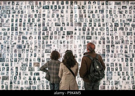 Il Memoriale ai bambini, foto dei bambini ebrei deportati dalla Francia nel museo del Memoriale dell'Olocausto, Parigi Foto Stock