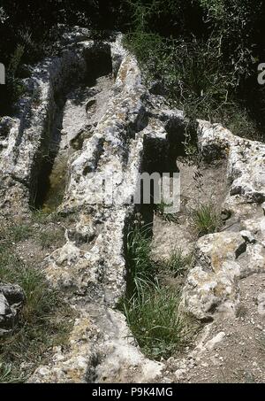 Necropoli di San Michele. Dettaglio delle tombe antropomorfe, scavato nella roccia, datata tra 10th-11th secoli. Alto Medioevo. Olerdola, provincia di Barcellona, Alt Penedes, Catalogna, Spagna. Foto Stock