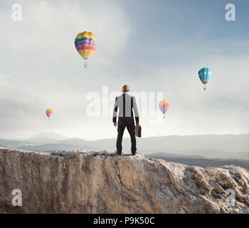 Imprenditore guarda lontano per il futuro del business Foto Stock
