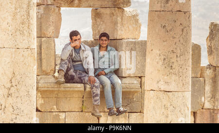 JERASH, GIORDANIA - Aprile 25, 2016: due custodi di capra nascondere all'ombra su th sito romano di Jerash Hordan. Foto Stock