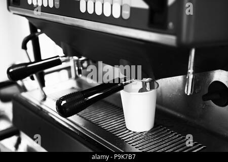 Grande macchina per il caffè in street coffee shop Foto Stock