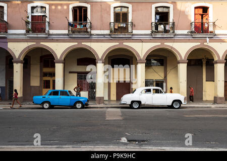 Lada blu e bianco Volga vecchie auto parcheggiata su strada a l'Avana, Cuba. Foto Stock