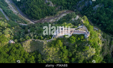 Vista aerea di Poenari rovinato fortezza sul Monte Cetatea in Romania Foto Stock