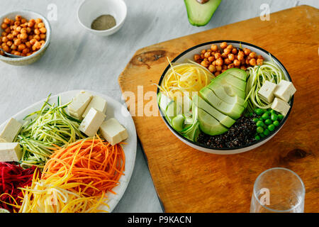 Ciotola di buddha con spiralizzato verdure di colore bianco su un tavolo di legno. Cibo sano e pulito di mangiare Foto Stock