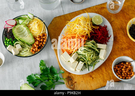Ciotola di buddha con spiralizzato verdure bianco sul tavolo di legno, vista dall'alto. Cibo sano e pulito di mangiare Foto Stock