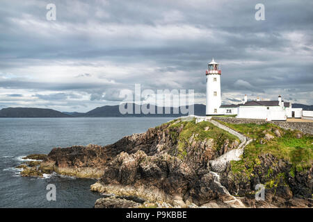 Questo è Fanad faro sulla costa nord di Donegal Irlanda. È purched in alto sulla costa rocciosa si affaccia sull'Oceano Atlantico. Foto Stock