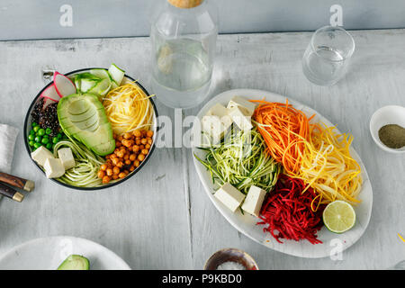 Cibo sano e pulito di mangiare. Spiralizzato verdure con ciotola di buddha bianco sul tavolo di legno vista superiore Foto Stock