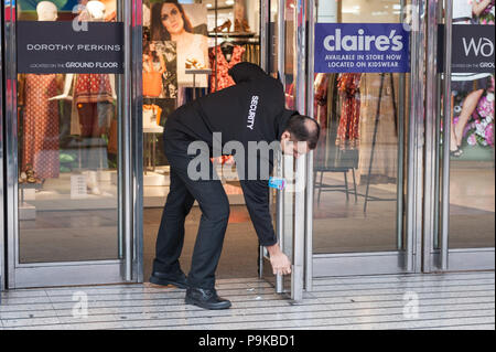 Oxford Street, Londra, Regno Unito. Xxv Aprile 2016. Il proprietario della BHS ha raccontato il personale delle difficoltà del rivenditore andrà in amministrazione il lunedì dopo failin Foto Stock