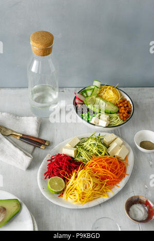 Cibo sano e pulito di mangiare. Spiralizzato verdure con ciotola di buddha bianco sul tavolo di legno Foto Stock