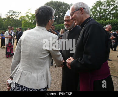 L Arcivescovo di Canterbury Justin Welby (destra) introduce la sua moglie Caroline al dottor Ahmad Al Tayyeb, il Grande Imam di Al-Azhar Al-Sharif, a Lambeth Palace di Londra, durante una visita a celebrare le emergenti pacificatori Forum - che è giunta a buon fine a causa della Comunione Anglicana e da Al-Azhar Al-Sherif comitato di dialogo. Foto Stock