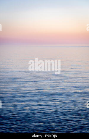 Colorato tramonto oltre la Manica a Kimmeridge Bay, Dorset, Inghilterra Foto Stock