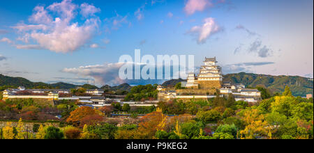 Himeji, Giappone panorama del castello di Himeji in autunno. Foto Stock