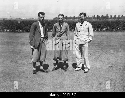 265 42965 SLNSW tre golfisti non identificato due in plusfours Foto Stock