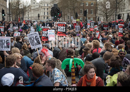 Whitehall, Londra, Regno Unito. Il 9 aprile 2016. Centinaia di manifestanti si raccolgono al di fuori di Downing Street a Londra per dimostrare contro il primo ministro britannico D Foto Stock