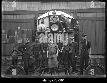 312 Thomas rampa di trasmissione motor car 1916, con un gruppo di uomini in piedi su e accanto a esso. ATLIB 286484 Foto Stock