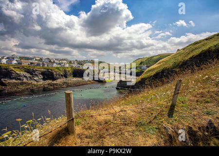 Una vista generale di Port Isaac, North Cornwall, Regno Unito al sole domenica 15 luglio 2018. (Credit: Mark Fletcher | MI News & Sport Ltd) ©MI News & Sp Foto Stock