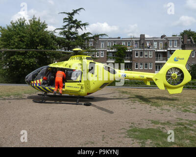 Parco Rietland, Amsterdam, Paesi Bassi - 18 Luglio 2018: emergency medical trauma elicottero atterra ad Amsterdam per assistere le vittime di incidenti stradali Credito: Andrew Balcombe/Alamy Live News Foto Stock