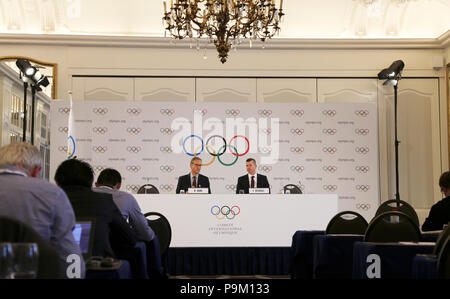 Losanna, Svizzera. 18 Luglio, 2018. Comitato Olimpico Internazionale (CIO) Direttore delle Comunicazioni Mark Adams (L) e cio il direttore sportivo Kit McConnell ospitare una conferenza stampa a Losanna, Svizzera, luglio 18, 2018. Credito: Du Yang/Xinhua/Alamy Live News Foto Stock