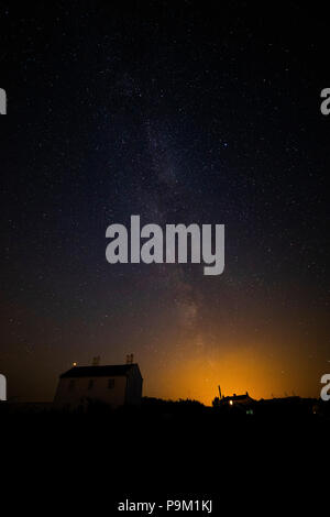 Punto Penmon, Anglesey, Galles, 18 luglio 2018. Regno Unito: Meteo la Via Lattea oltre il punto di Penmon, Anglesey, Galles© DGDImages/AlamyNews Foto Stock