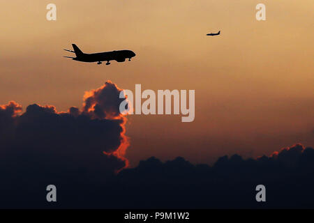 Xiamen, cinese della provincia del Fujian. 18 Luglio, 2018. Gli aerei volano sopra la città di Xiamen, a sud-est della Cina di provincia del Fujian, luglio 18, 2018. Credito: Zeng Demeng/Xinhua/Alamy Live News Foto Stock