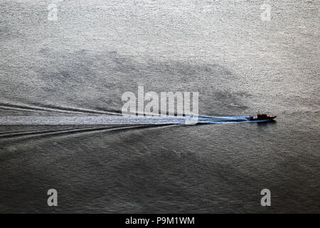 Xiamen, cinese della provincia del Fujian. 18 Luglio, 2018. Una barca che naviga sul mare al largo della costa della città di Xiamen, a sud-est della Cina di provincia del Fujian, luglio 18, 2018. Credito: Zeng Demeng/Xinhua/Alamy Live News Foto Stock