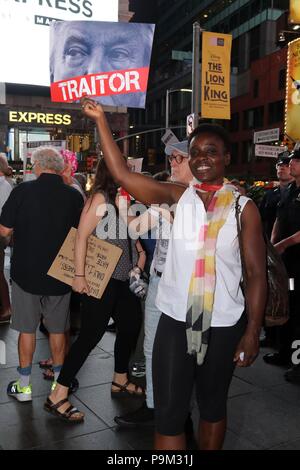 New York, NY, STATI UNITI D'AMERICA. 18th. Luglio, 2018. Patricia Okoumou, il manifestante che è stato arrestato per la scalata lo statuto della libertà hanno aderito centinaia di manifestanti che si sono riuniti a Times Square a New York per una manifestazione chiamata affrontare la corruzione e la domanda di democrazia insieme con altre manifestazioni organizzate in tutta l'noi Mercoledì, 18 luglio 2018 protestando Donald Trump presidenza. © 2018 G. Ronald Lopez/DigiPixsAgain.us/Alam Foto Stock