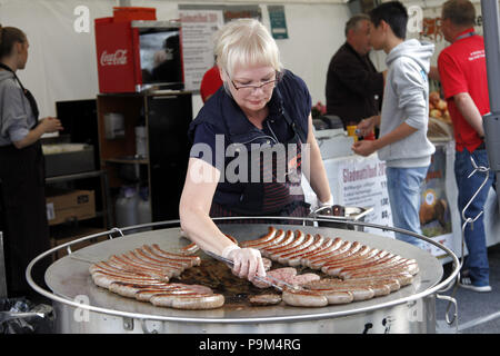 Stavanger, Norvegia. 18 Luglio, 2018. Lo chef prepara cibi durante la Gladmat food festival a Stavanger, Norvegia, il 18 luglio 2018. Il ventesimo Gladmat (Happy Food festival ha dato dei calci a fuori qui il mercoledì. Credito: Liang Youchang/Xinhua/Alamy Live News Foto Stock