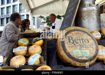 Stavanger, Norvegia. 18 Luglio, 2018. Persone selezionare i cibi durante la Gladmat food festival a Stavanger, Norvegia, il 18 luglio 2018. Il ventesimo Gladmat (Happy Food festival ha dato dei calci a fuori qui il mercoledì. Credito: Liang Youchang/Xinhua/Alamy Live News Foto Stock