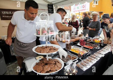 Stavanger, Norvegia. 18 Luglio, 2018. Persone selezionare i cibi durante la Gladmat food festival a Stavanger, Norvegia, il 18 luglio 2018. Il ventesimo Gladmat (Happy Food festival ha dato dei calci a fuori qui il mercoledì. Credito: Liang Youchang/Xinhua/Alamy Live News Foto Stock