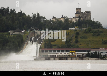 Niedzica, Polonia. 19 Luglio, 2018. Una diga cede acqua a causa di un pesante pioggia cade negli ultimi giorni. Polonia meridionale e nord della Slovacchia su allarme inondazioni dovute a condizioni estreme di pioggia cade. Credito: Omar Marques/SOPA Immagini/ZUMA filo/Alamy Live News Foto Stock