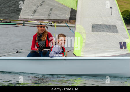 Schull, West Cork, Irlanda. 19 Luglio, 2018. I giovani provengono da tutta l'isola di Irlanda, incluso il Nord, per prendere parte alla regata delle scuole che si rivolge al debuttante marinai corse. Credito: Andy Gibson/Alamy Live News. Foto Stock