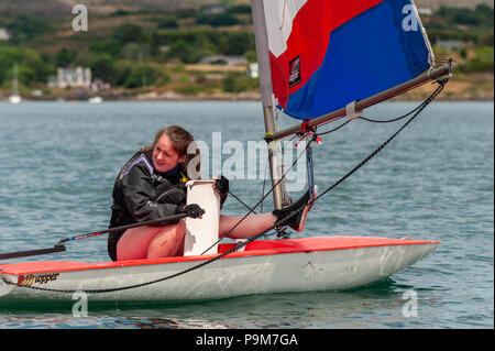 Schull, West Cork, Irlanda. 19 Luglio, 2018. I giovani provengono da tutta l'isola di Irlanda, incluso il Nord, per prendere parte alla regata delle scuole che si rivolge al debuttante marinai corse. Credito: Andy Gibson/Alamy Live News. Foto Stock