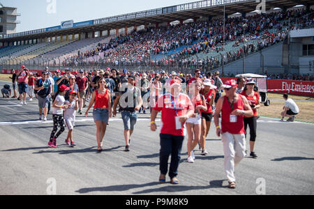Germania, Hockenheim. 19 Luglio, 2018. Motorsport: Formula 1, Campionato del Mondo, Gran Premio di Germania. Formula 1 fan camminando sul circuito. Il GP si svolge il 22 luglio 2018 a Hockenheim. Credito: Sebastian Gollnow/dpa/Alamy Live News Foto Stock