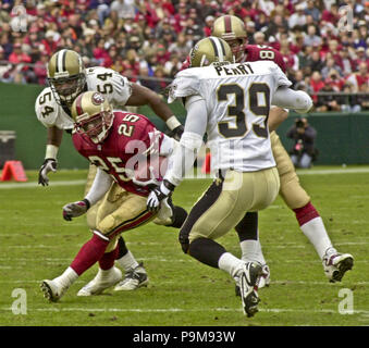 San Francisco, California, Stati Uniti d'America. Decimo Dec, 2000. San Francisco 49ers vs. New Orleans Saints al Candlestick Park domenica 10 dicembre, 2000. Santi beat 49ers 31-27. San Francisco 49ers running back Charlie Garner Credito: Al di Golub/ZUMA filo/Alamy Live News Foto Stock