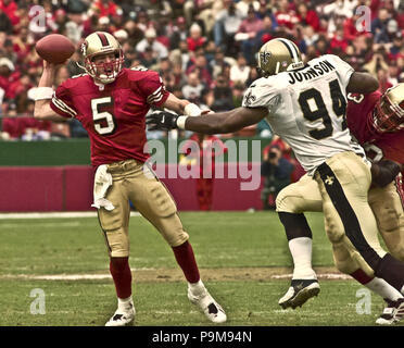 San Francisco, California, Stati Uniti d'America. Decimo Dec, 2000. San Francisco 49ers vs. New Orleans Saints al Candlestick Park domenica 10 dicembre, 2000. Santi beat 49ers 31-27. New Orleans Saints difensivo fine Joe Johnson (94) giunchi San Francisco 49ers quarterback Jeff Garcia: credito al Golub/ZUMA filo/Alamy Live News Foto Stock