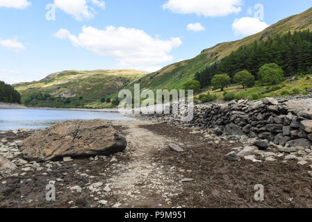 Haweswater, Cumbria Regno Unito. 19 luglio 2018. Una strada che attraversava quello che una volta era un gruppo di edifici nel villaggio ora demolito di Mardale Green che fu evacuato per far posto al bacino idrico di Haweswater che fu riempito negli anni '1930 per aiutare l'acqua potabile ad essere pompata a Manchester a oltre 80 miglia di distanza. Fig. Ripresa 19/07/2018. Credito: Interrompi stampa Media/Alamy Live News Foto Stock