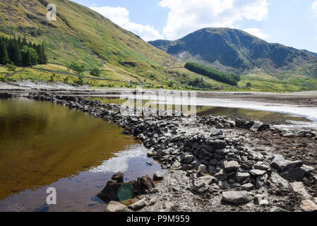 Haweswater, Cumbria Regno Unito. 19 luglio 2018. Una strada che attraversa la valle del villaggio ormai demolito di Mardale Green che è stata evacuata per far posto al bacino idrico di Haweswater che è stato riempito negli anni '1930 per aiutare l'acqua potabile da pompare a Manchester a oltre 80 miglia di distanza. Fig. Ripresa 19/07/2018. Credito: Interrompi stampa Media/Alamy Live News Foto Stock