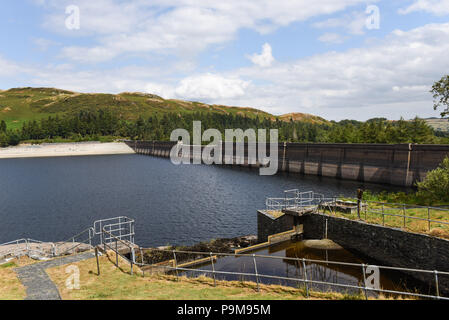 Haweswater, Cumbria Regno Unito. 19 luglio 2018. Il basso livello dell'acqua nella diga del bacino idrico di Haweswater che è stato riempito negli anni '1930 per aiutare l'acqua potabile ad essere pompata a Manchester a oltre 80 miglia di distanza. Fig. Ripresa 19/07/2018. Credito: Interrompi stampa Media/Alamy Live News Foto Stock