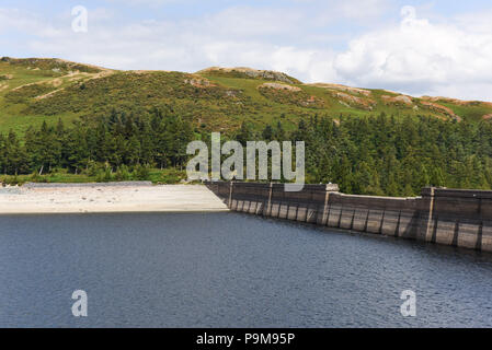 Haweswater, Cumbria Regno Unito. 19 luglio 2018. Il basso livello dell'acqua nella diga del bacino idrico di Haweswater che è stato riempito negli anni '1930 per aiutare l'acqua potabile ad essere pompata a Manchester a oltre 80 miglia di distanza. Fig. Ripresa 19/07/2018. Credito: Interrompi stampa Media/Alamy Live News Foto Stock