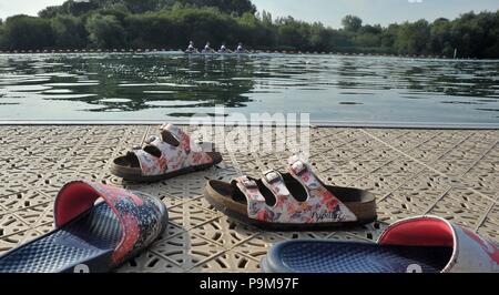 Redgrave Pinsent canottaggio sul lago, UK. Il 19 luglio 2018. Il womens Quadruple Scull va passato scartato sandles sul pontile durante il corso di formazione. British canottaggio annuncio del team per i Campionati Europei a Glasgow2018. Redgrave Pinsent Remare sul lago. Berkshire. Regno Unito. 19/07/2018. Credito: Sport In immagini/Alamy Live News Foto Stock