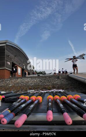 Redgrave Pinsent canottaggio sul lago, UK. Il 19 luglio 2018. Il team di ottenere pronto per la formazione. British canottaggio annuncio del team per i Campionati Europei a Glasgow2018. Redgrave Pinsent Remare sul lago. Berkshire. Regno Unito. 19/07/2018. Credito: Sport In immagini/Alamy Live News Foto Stock